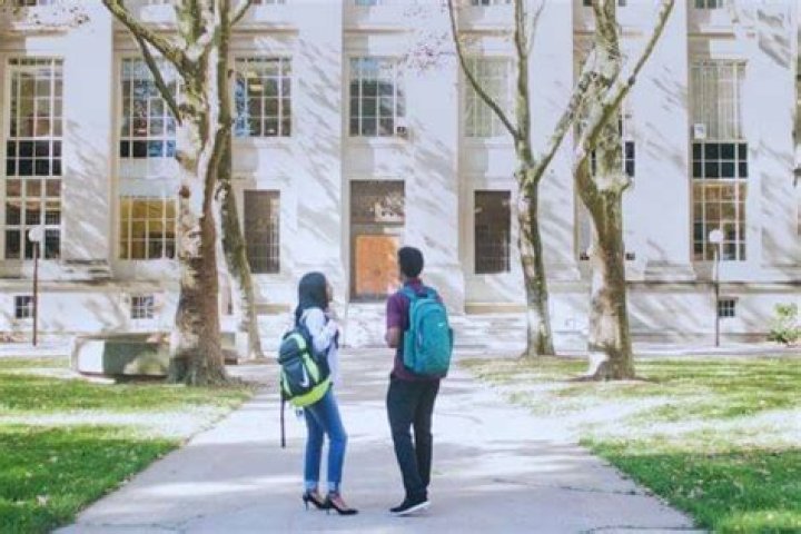 Can you be enrolled in two colleges at once