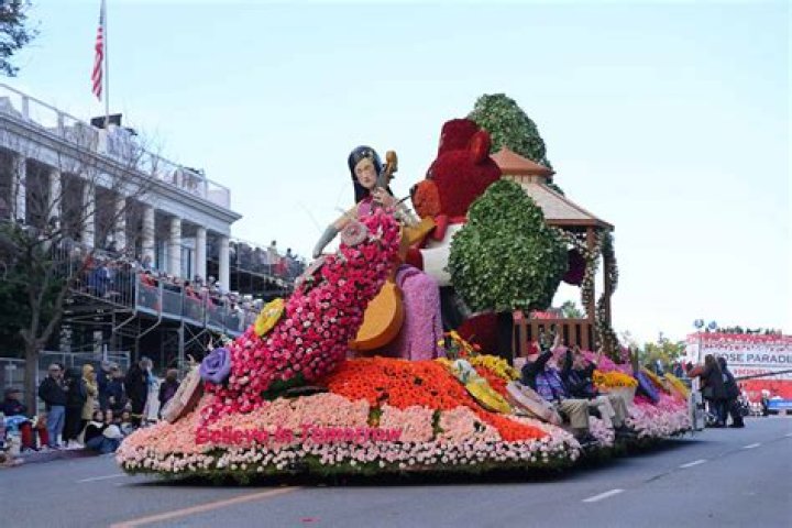 How are the Rose Bowl parade floats powered