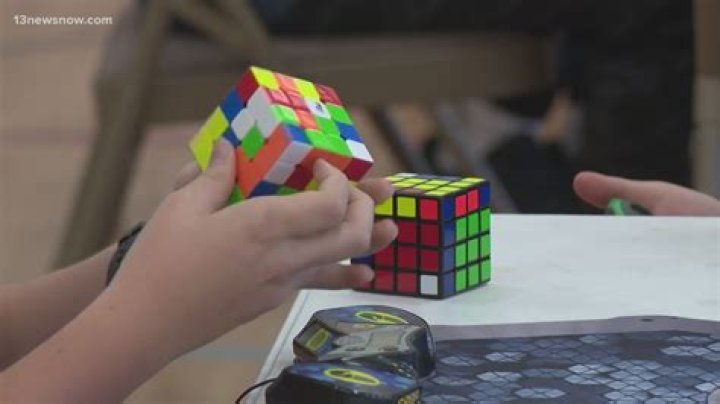 How do Rubiks Cube competitions work