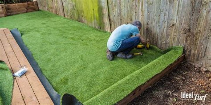 How do you build an outdoor dog run