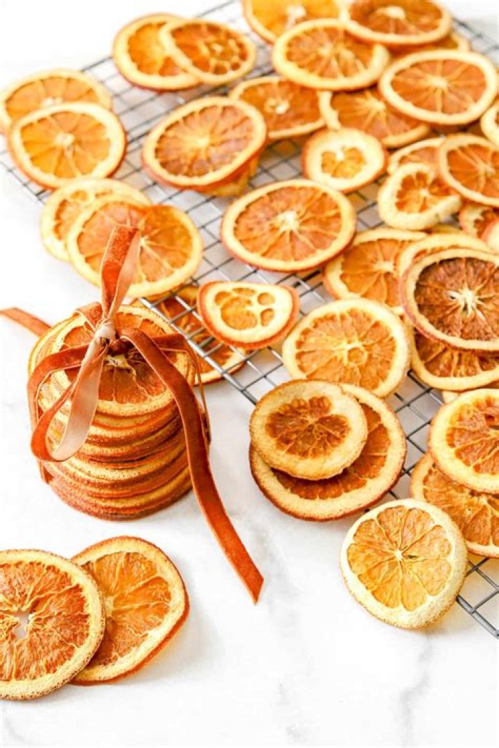 How do you dry orange slices with cloves