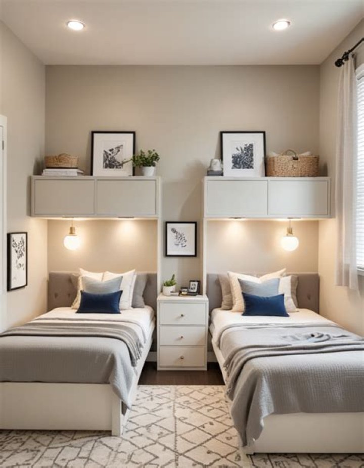 How do you organize a small bedroom with two twin beds