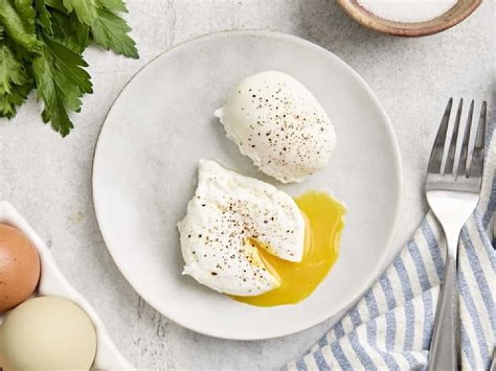 How long can you hold poached eggs