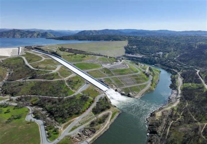 How wide is the Oroville Dam