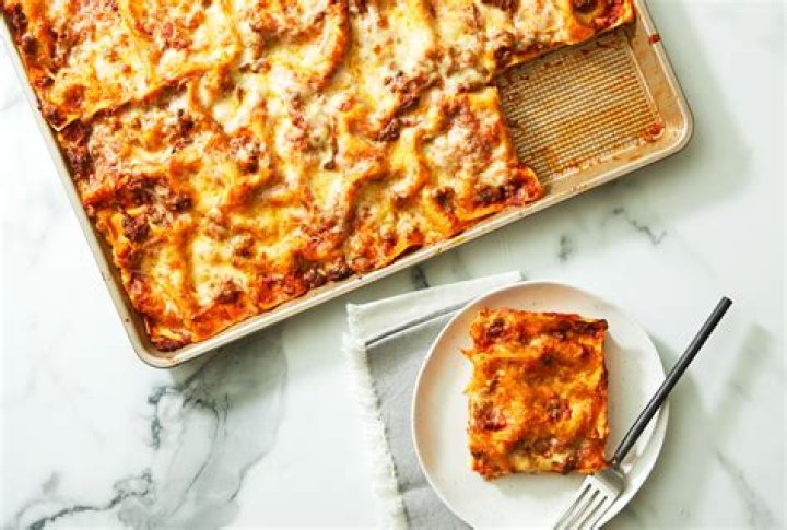 Is it OK to cook lasagna in a aluminum pan