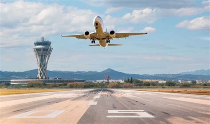 What airlines fly out of Long Beach Airport
