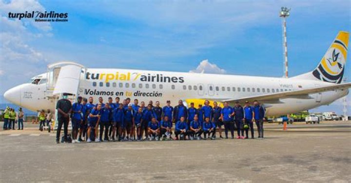 What airlines fly to El Nido