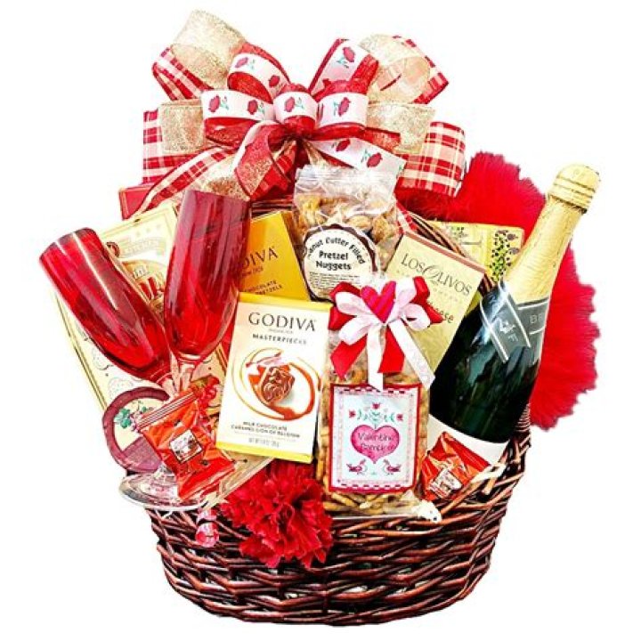 What do you put in a romantic gift basket