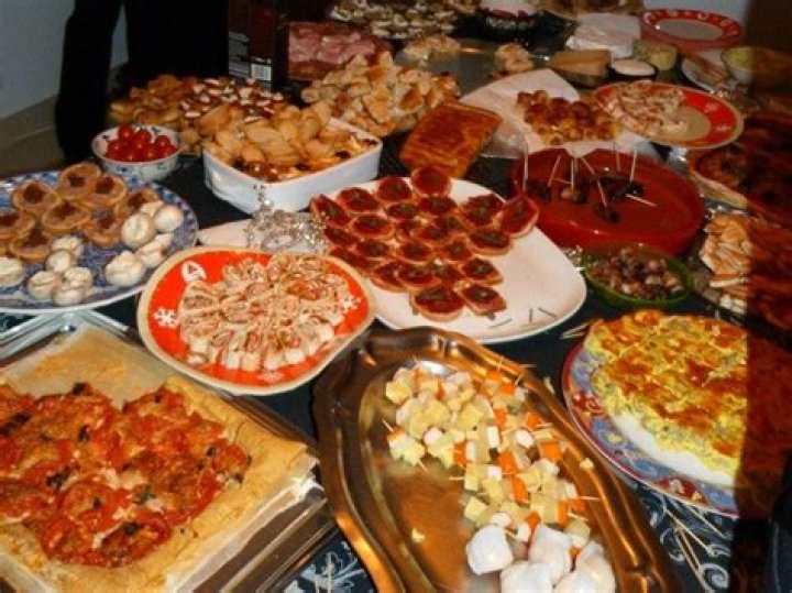 What is Le Reveillon and what do they eat