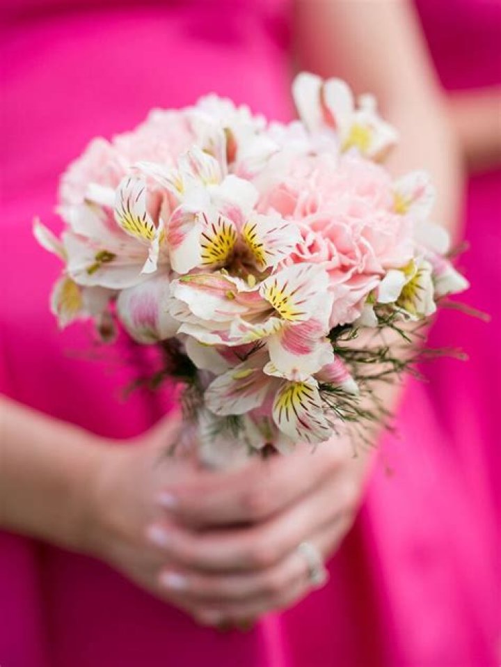 What is the most inexpensive flower for weddings