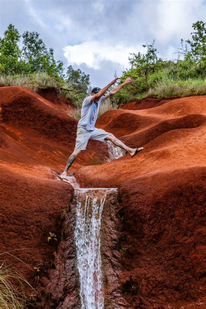 What makes Kauai dirt red