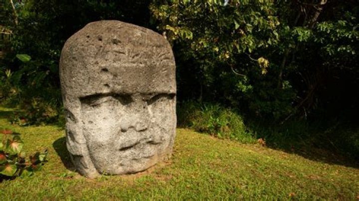 Which Olmec center provided basalt stone for Olmec art