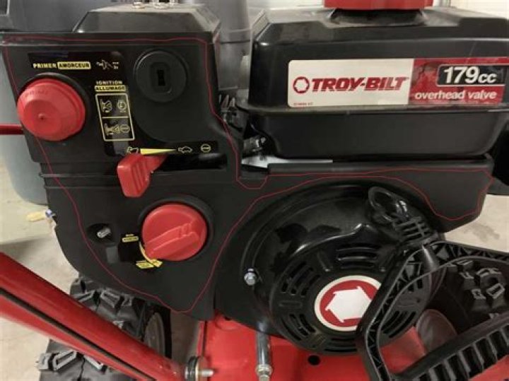 Who builds Troy Bilt engines