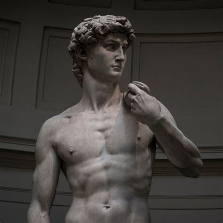 Who did Michelangelo sculpt