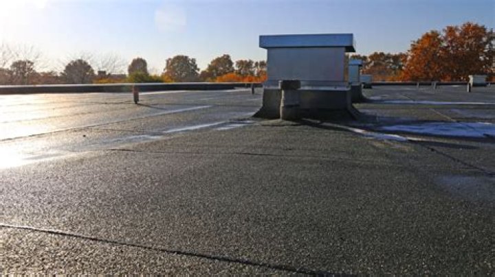 Why is mastic asphalt used on flat roofs